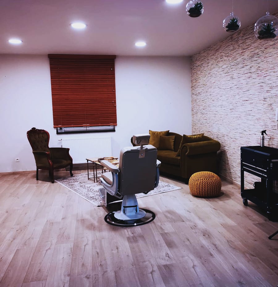 Salle de formation pratique en micropigmentation avec équipement professionnel